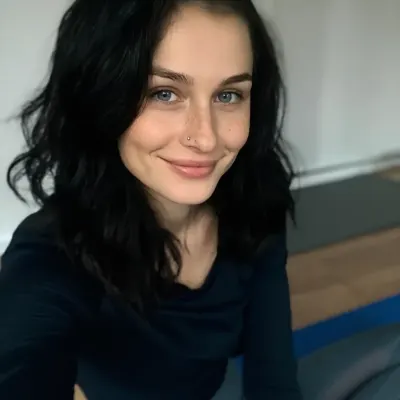 Брюнеточка